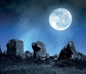 Alignements de Carnac éclairés par la lune dans la nuit