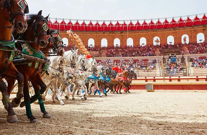 Puy-du-Fou chevaux dans arène spectacle reconstitution historique