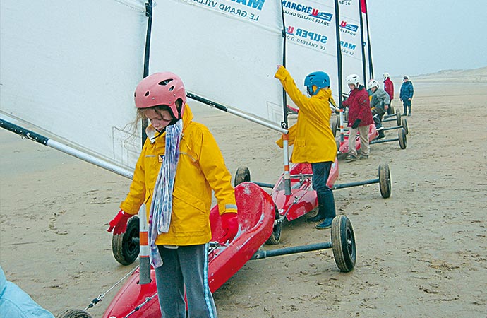 enfants activité char à voile plage