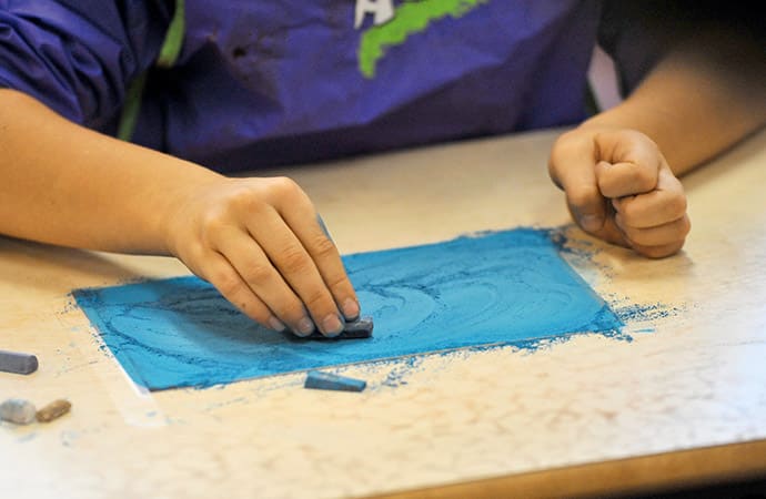 enfant en atelier d'arts-plastiques Van-Gogh