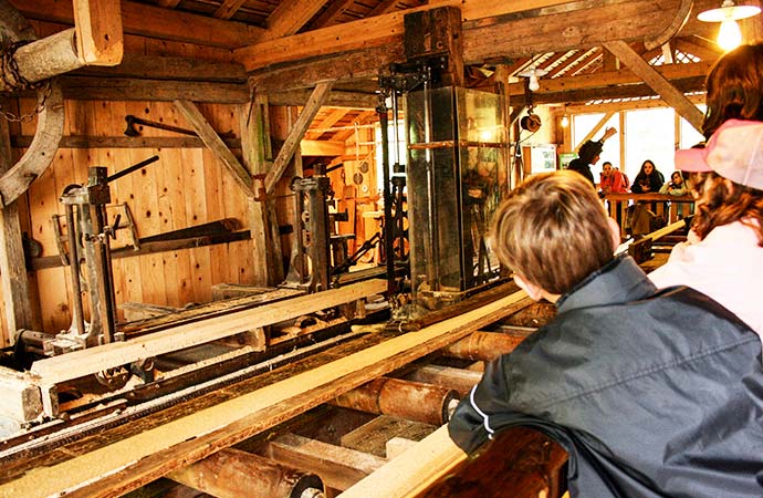 enfant atelier bois menuiserie ecomusée
