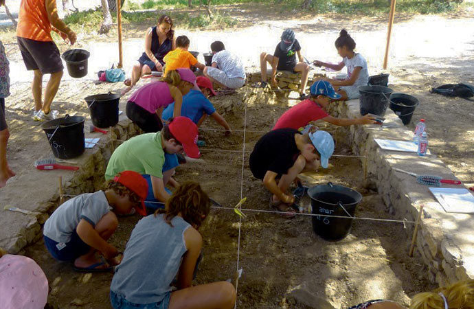 enfants atelier fouilles classe de découverte