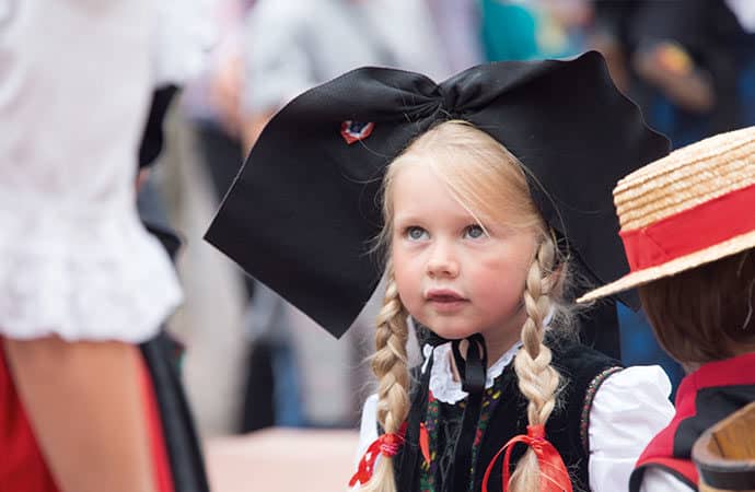 enfant en costume traditionnel alsace