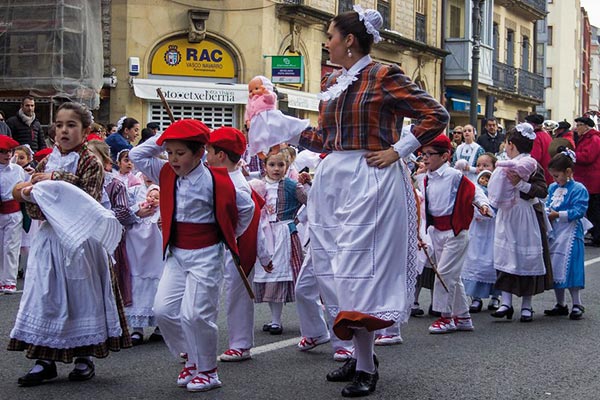 costume danse traditionnelle basque patrimoine