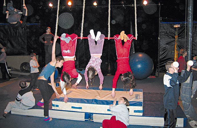 enfants en atelier cirque réalisant des acrobaties