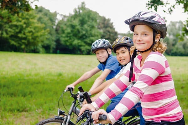 Enfants souriants en VTT
