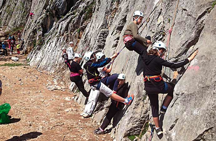 élèves activité escalade falaise
