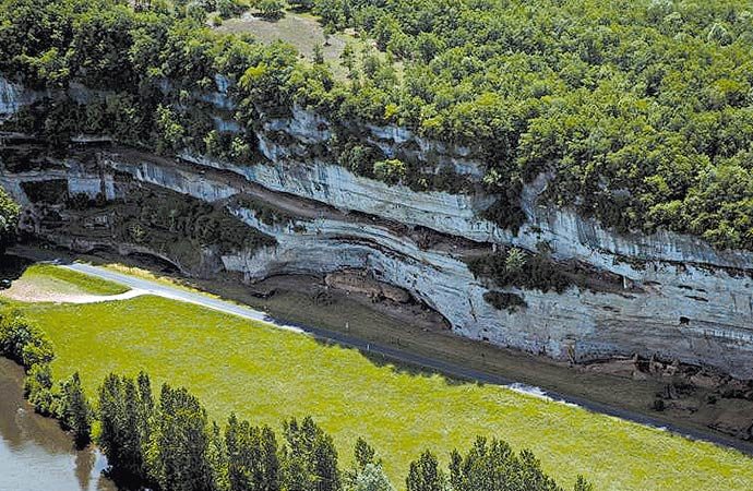 vue aérienne grottes-villars archéologie périgord