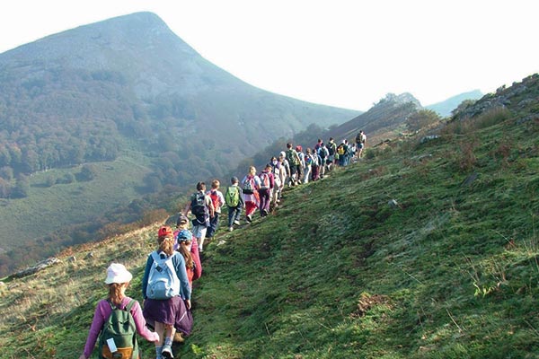 enfants en randonnée dans le Pays Basque