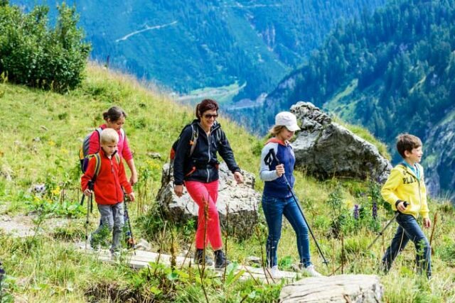 Randonneurs adultes et enfants sentier montagne