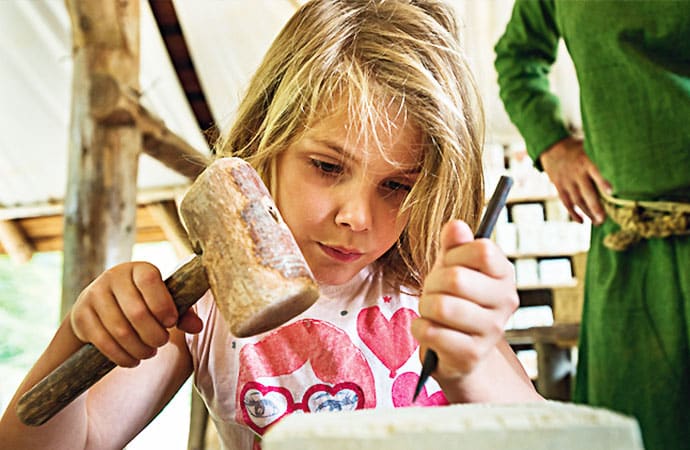 enfant en atelier de sculpture-sur-pierre préhistoire
