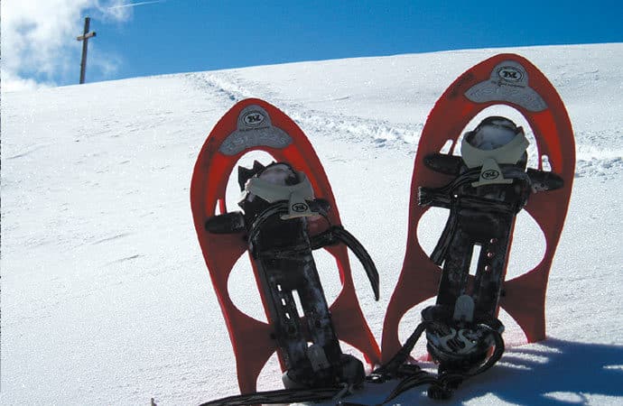 raquettes plantées dans la neige