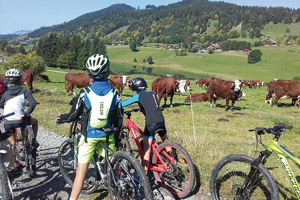 Élèves en VTT dans les aravis