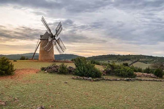 Paysage couvertoirade moulin aveyron