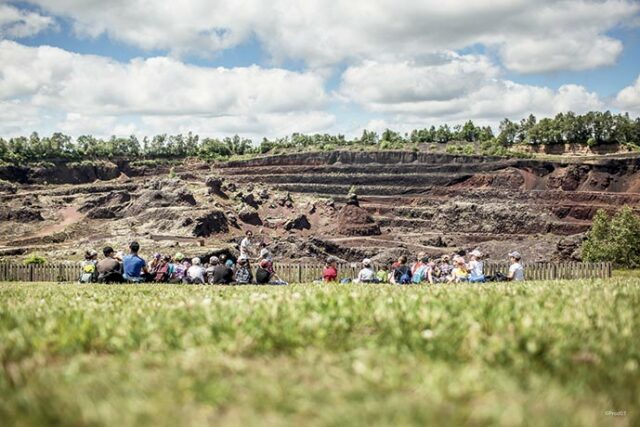 Groupe devant le cône strombolien du volcan Lemptegy
