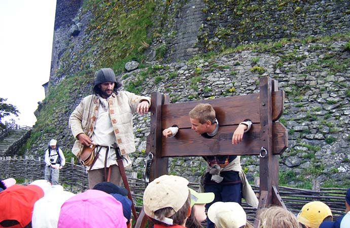 activité enfants époque-médiévale classe découverte auvergne