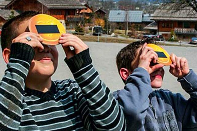 Enfants observant le soleil avec lunettes spéciales