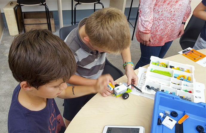 enfants en classe découverte sans nuitée robotique