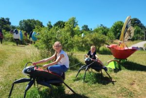 Enfants sur des insectes géants à Micropolis