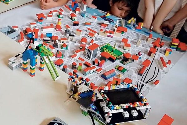 enfant en activité construction avec lego robot