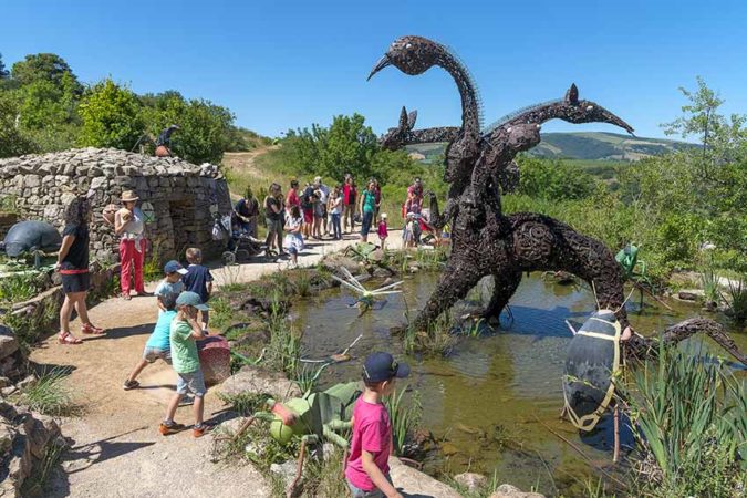 Enfants qui visitent Micropolis la cité des insectes