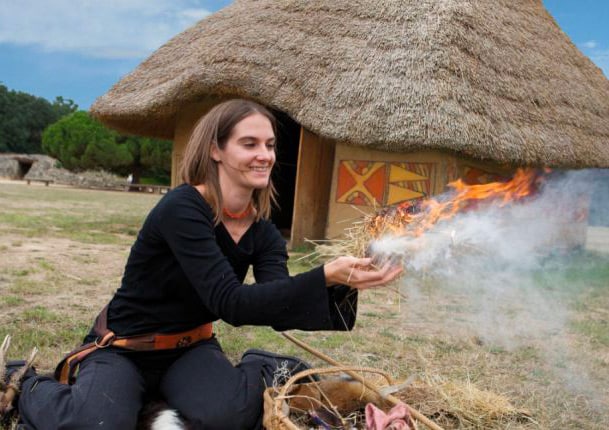 Animatrice démonstration allumage du feu