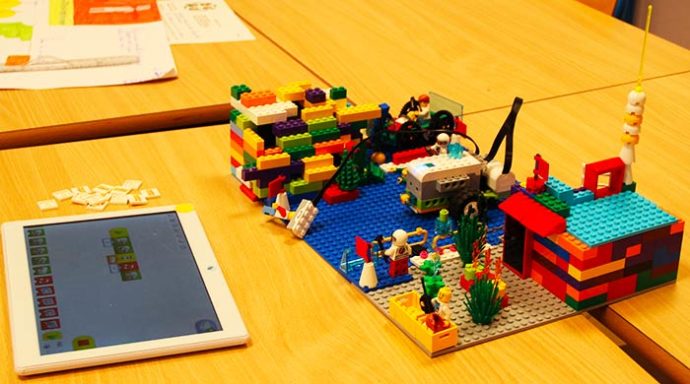 Maquette de robot en LEGO et tablette