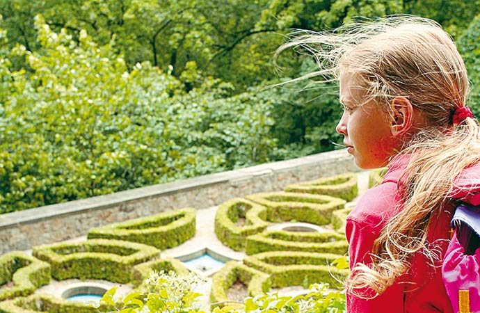 petite-fille-visite-jardin-chateau Petite fille visite jardin chateau