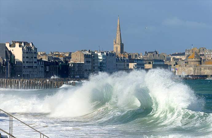 grandes marées vague rouleau village côte saint-malo