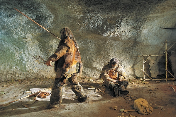 peinture d'hommes de cro-magnon chasseurs dans une grotte