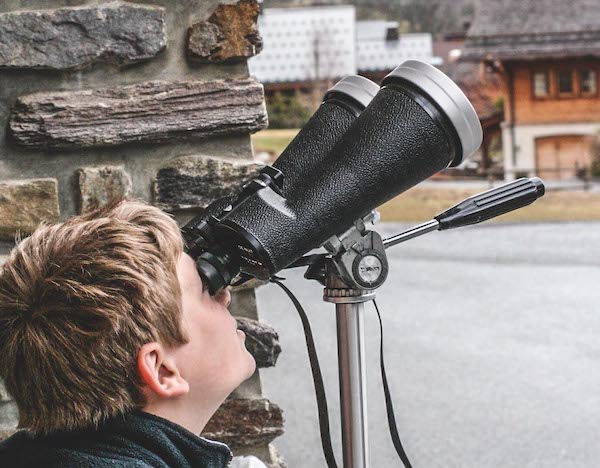 enfant observe le ciel au téléscope classe découvertes sans cartable astronomie