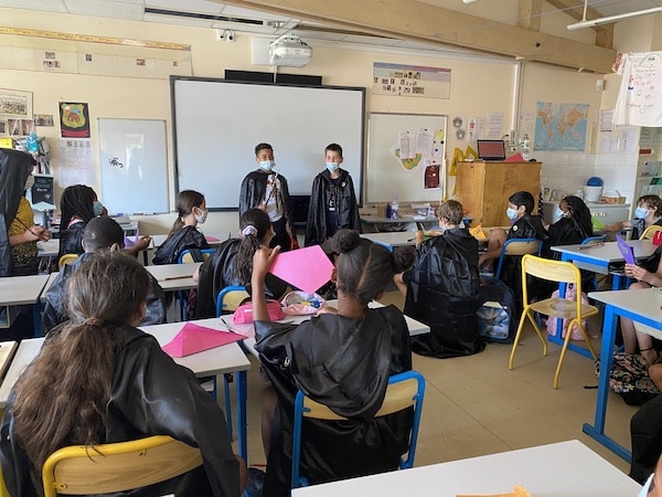 élève en classe présentation de magie thème harry potter