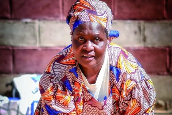 femme africaine en habits typiques africains cultures