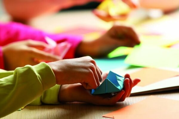 enfants créant des origami art et culture d'asie