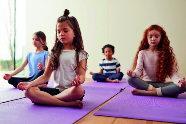 enfants en cours de yoga bien-être et concentration
