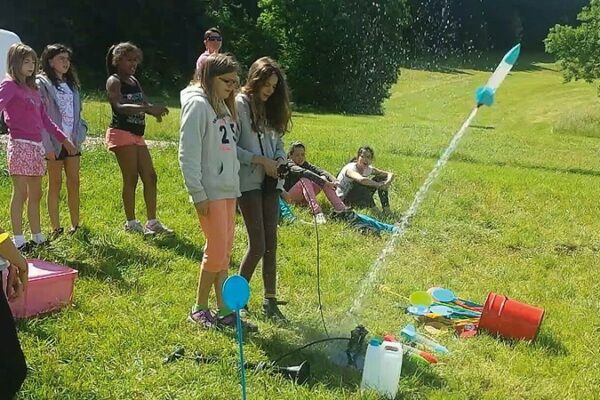 élèves en atelier création et lancement de fusées thème astronomie