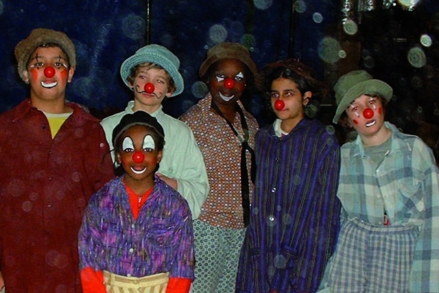 enfants maquillés et déguisés en clown de cirque