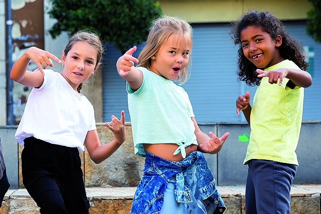 élèves de classe découvertes en initiation à la danse et au slam