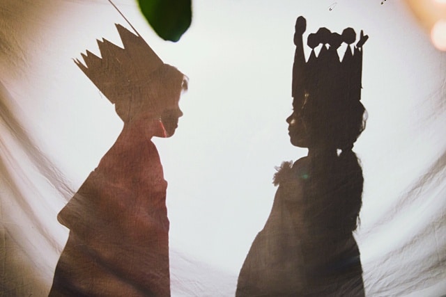 atelier ludique de théatre d'ombre pour élèves jeu de lumières