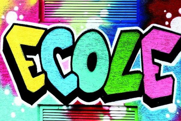 graffitis street art école dessiné sur un mur