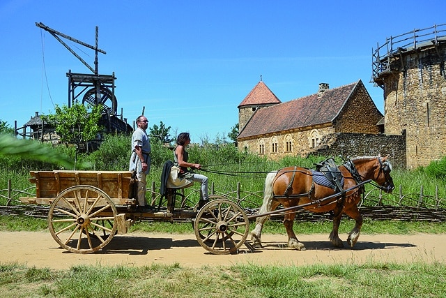 calèche attelage médiéval dans une ville préhistorique