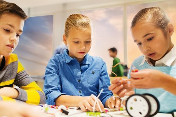 élèves en atelier construction de robots en classe