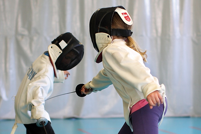 élèves réalisant du sport de l'escrime