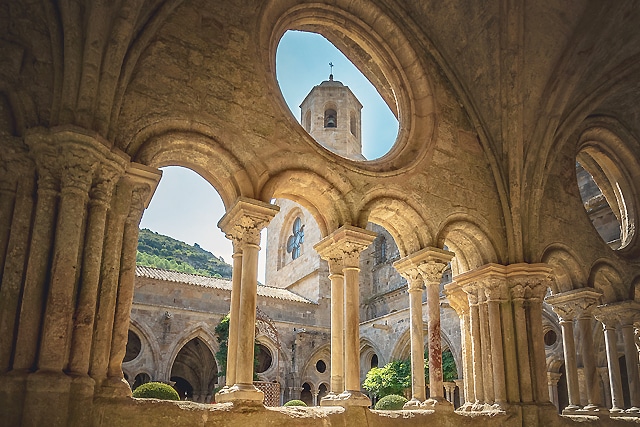 Abbaye village classe de mer languedoc
