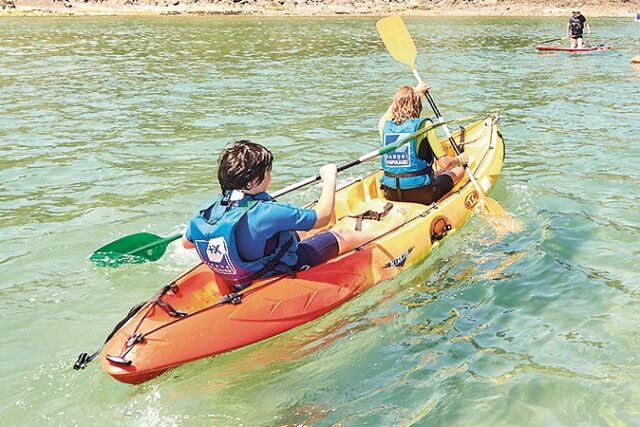 Enfants sur un canoe sur l'eau
