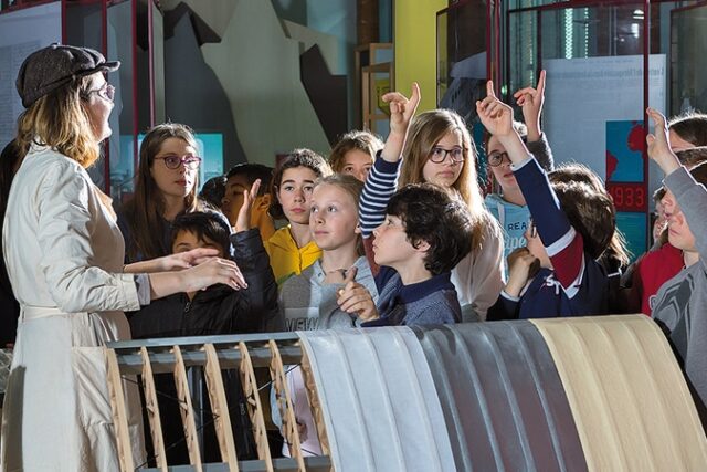 Classe primaire visite musée l'Envol des Pionniers