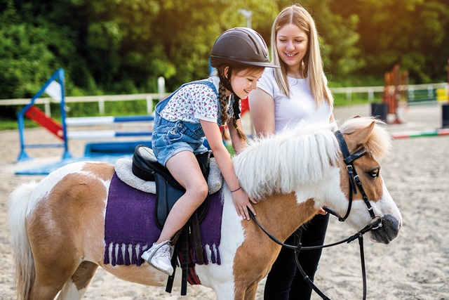 enfant activité équitation cirque classes découvertes