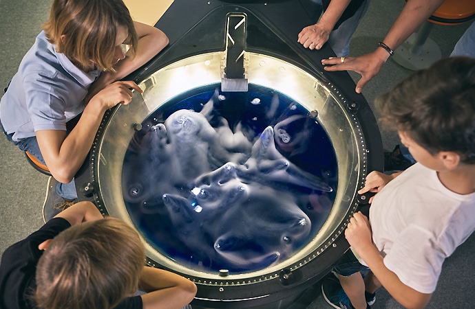 Enfants autour d'un atelier à la Cité de l'Espace