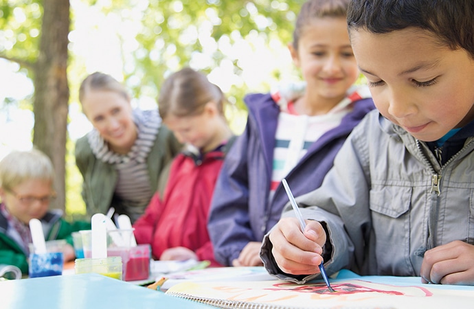 enfants atelier peinture classe de découvertes artistiques