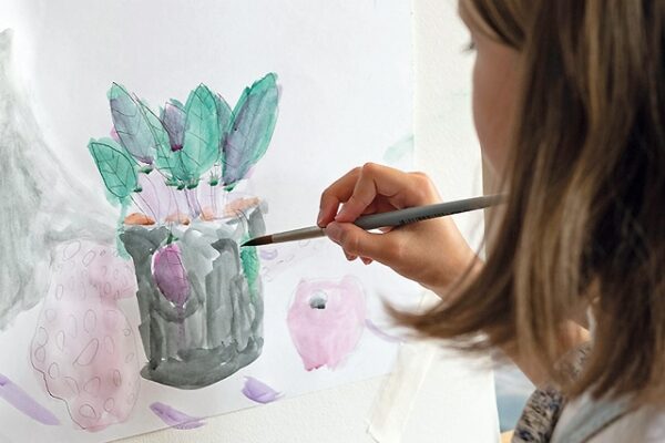 enfant en atelier de peinture en classe découverte